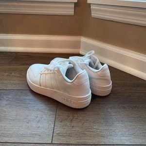 ADIDAS tennis shoes ✨